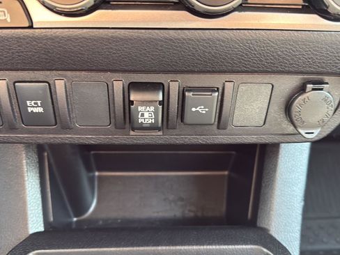 Used 2021 Toyota Tacoma SR5 AWD/4WD image 32