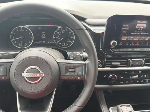 Used 2024 Nissan Pathfinder SV w/ SV Premium Package image 32