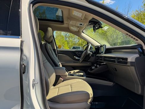 Used 2022 Lincoln Corsair AWD w/ Premium Package image 13