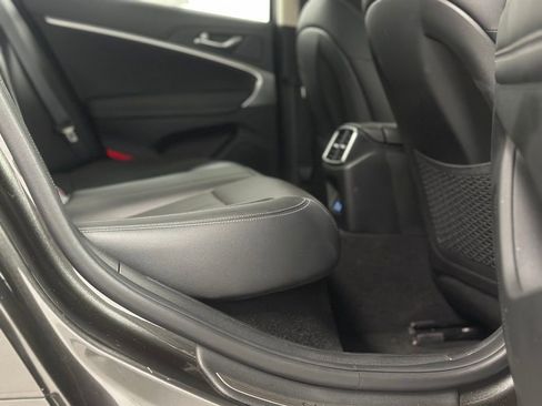 Used 2025 Genesis G70 2.5T image 21