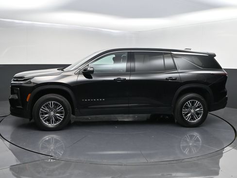 Used 2024 Chevrolet Traverse LS FWD image 4