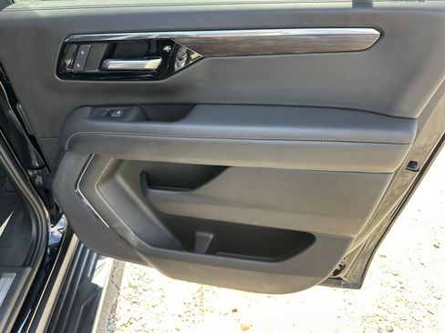 Certified 2025 Chevrolet Suburban LT RWD image 17