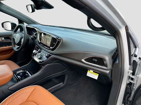 New 2026 Chrysler Pacifica Pinnacle image 40