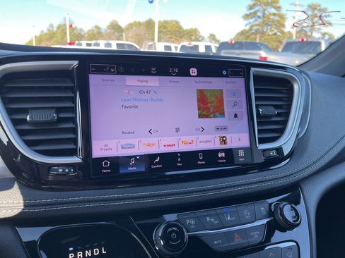 Used 2021 Chrysler Pacifica Touring-L w/ Uconnect Theater Family Group image 24