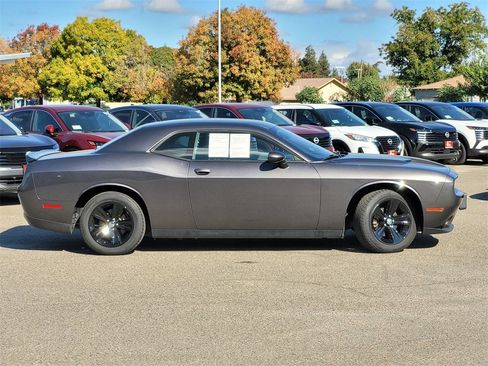 Used 2022 Dodge Challenger SXT image 4