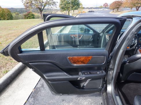 Used 2017 Lincoln Continental Select image 17