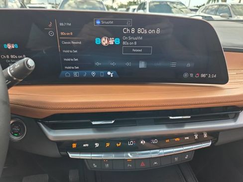 Used 2025 Cadillac XT4 Premium Luxury FWD image 21
