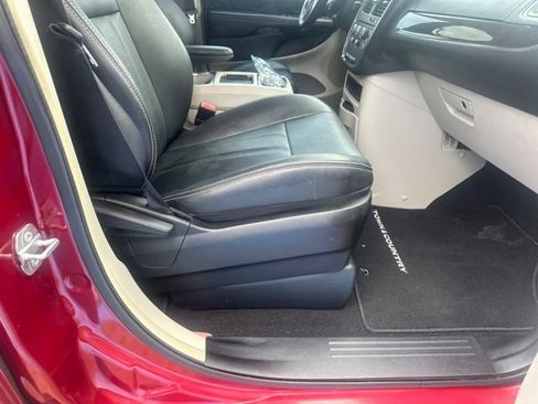 Used 2016 Chrysler Town & Country LX FWD image 11