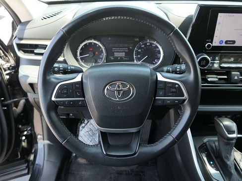 Used 2024 Toyota Highlander LE FWD image 14