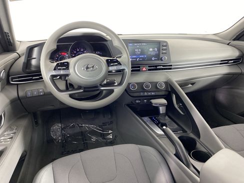 Used 2021 Hyundai Elantra SE FWD image 18