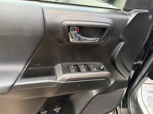 Used 2022 Toyota Tacoma TRD Off-Road image 14