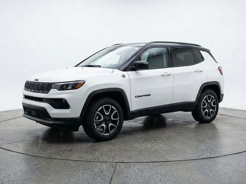 Used 2025 Jeep Compass Trailhawk image 3
