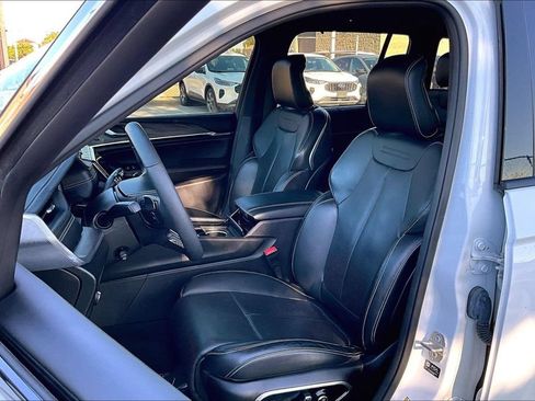 Used 2023 Jeep Grand Cherokee Overland w/ Luxury Tech Group IV AWD/4WD image 24