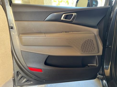 Used 2025 Kia Carnival image 13