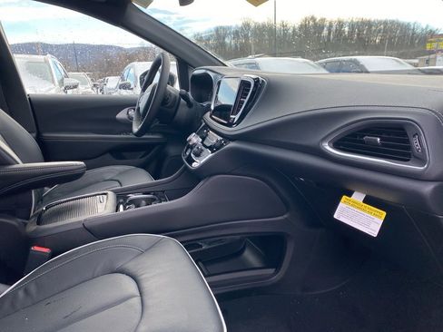 New 2026 Chrysler Pacifica Limited w/ S Appearance Package image 8