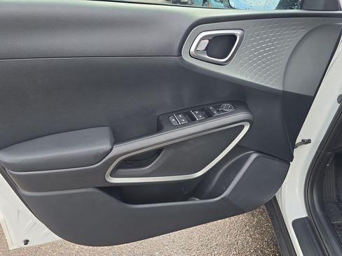 Certified 2025 Kia Soul LX w/ LX Technology Package FWD image 17