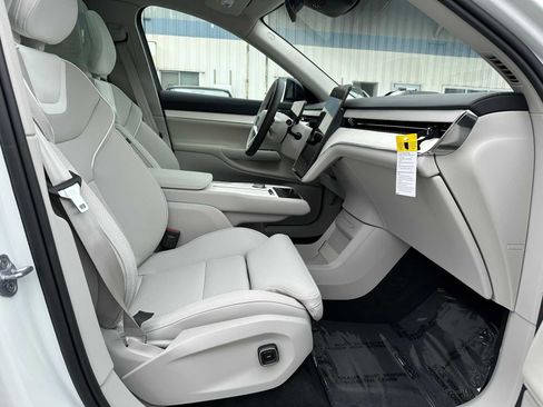 New 2025 Volvo EX90 Plus image 18