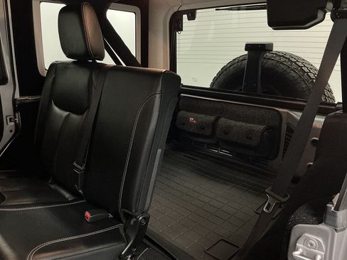 Used 2017 Jeep Wrangler Unlimited Rubicon AWD/4WD image 23