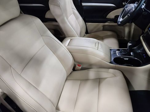 Used 2019 Toyota Highlander XLE FWD image 32