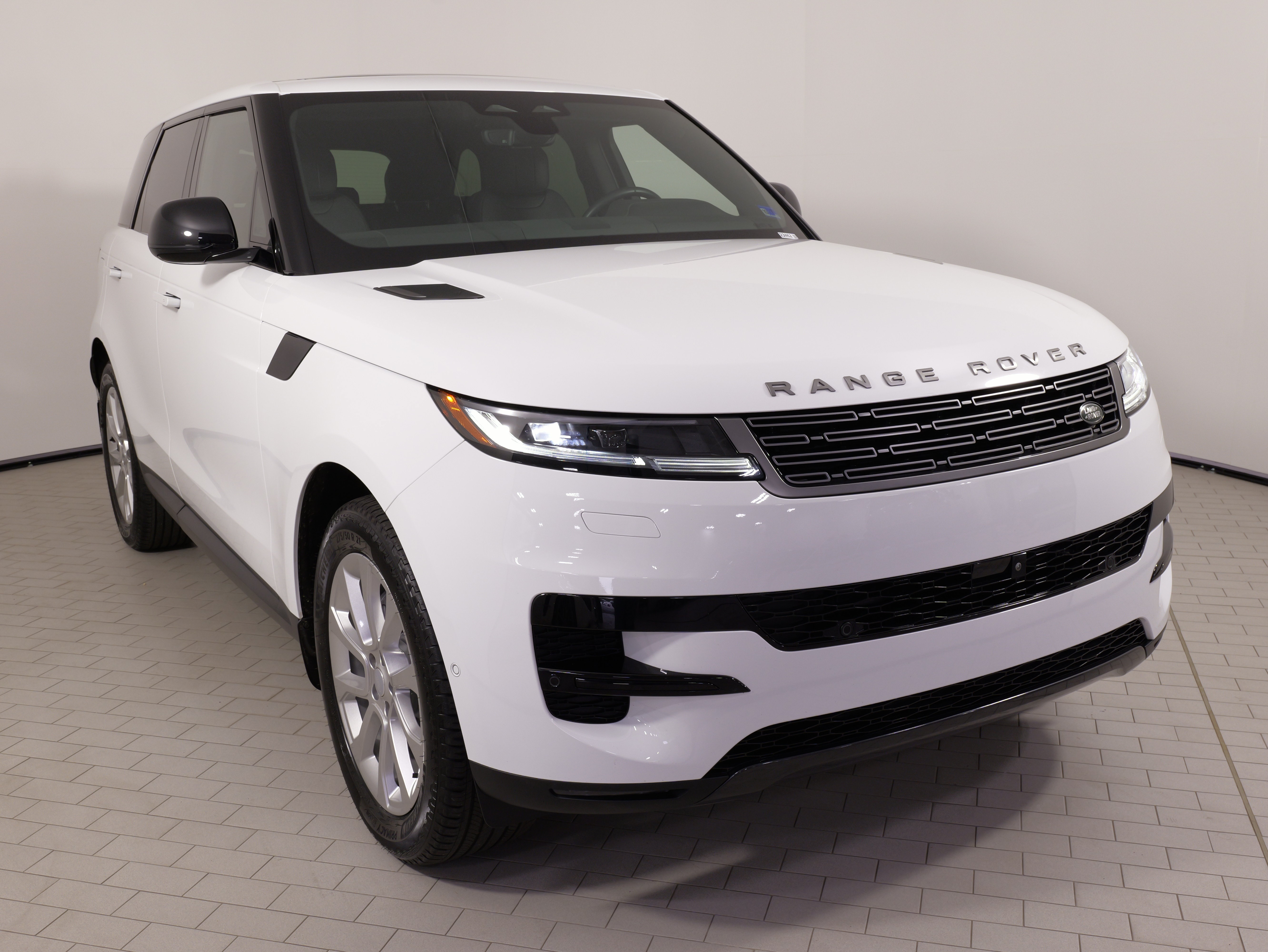 Used 2024 Land Rover Range Rover Sport SE AWD/4WD image 5