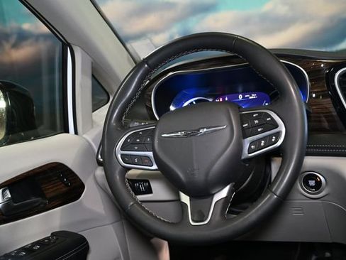 Used 2023 Chrysler Pacifica Limited FWD image 70
