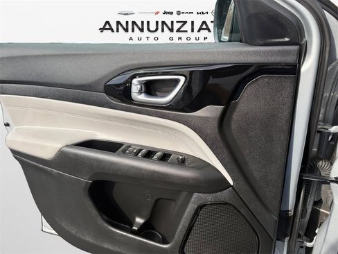 Used 2024 Jeep Compass Limited image 28