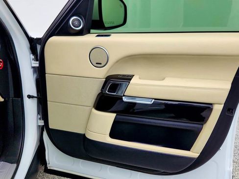 Used 2016 Land Rover Range Rover HSE image 28
