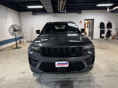 Certified 2023 Jeep Grand Cherokee Altitude image 2