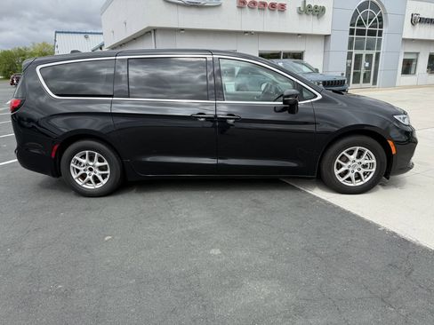 Used 2023 Chrysler Pacifica Touring-L FWD image 9
