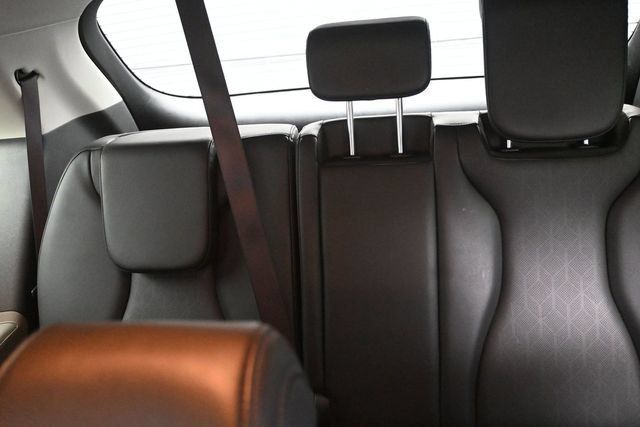 Used 2025 Kia Carnival FWD image 7