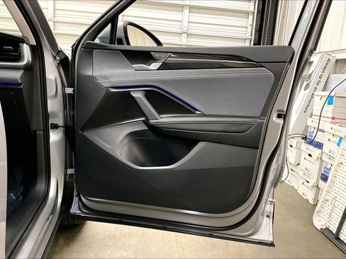 Used 2025 Volkswagen Tiguan SE w/ Panoramic Sunroof Package image 27