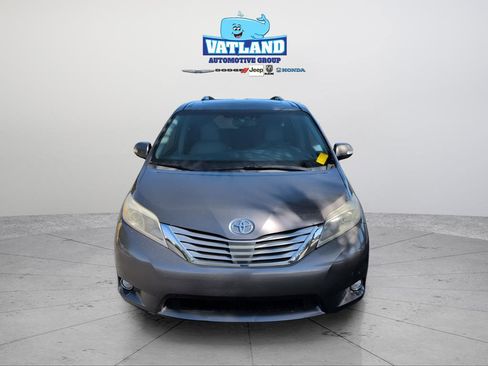 Used 2017 Toyota Sienna L image 8