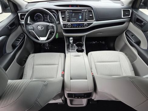 Used 2017 Toyota Highlander Plus FWD image 22
