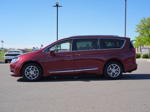 Used 2017 Chrysler Pacifica Limited FWD image 6