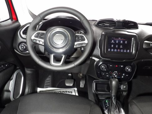 Used 2018 Jeep Renegade Latitude FWD image 12