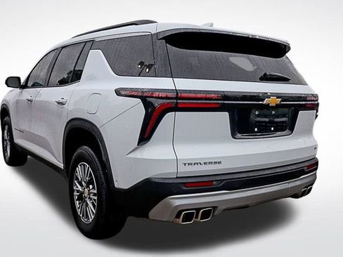 Used 2024 Chevrolet Traverse LT w/ Enhanced Driving Package image 6
