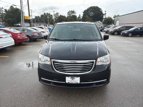 Used 2015 Chrysler Town & Country Touring w/ Driver Convenience Group FWD image 3