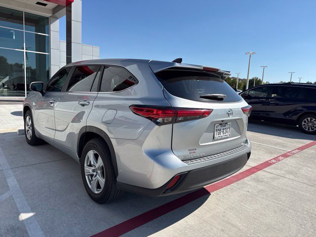 Used 2023 Toyota Highlander LE FWD image 3