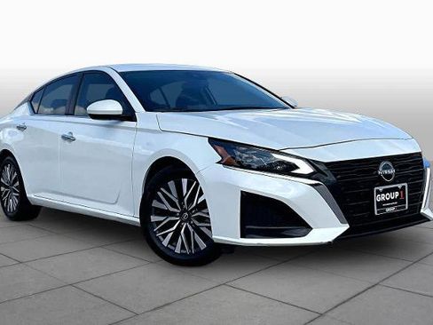 Certified 2024 Nissan Altima 2.5 SV w/ SV Premium Package FWD image 3