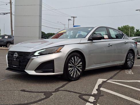 Used 2024 Nissan Altima 2.5 SV FWD image 3