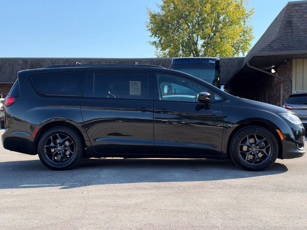 Used 2019 Chrysler Pacifica Touring-L w/ S Appearance Package FWD image 5
