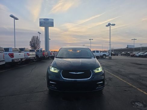 Used 2023 Chrysler Pacifica Touring-L image 8