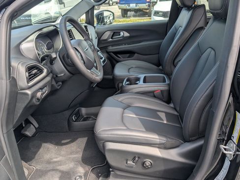New 2026 Chrysler Pacifica Select image 14