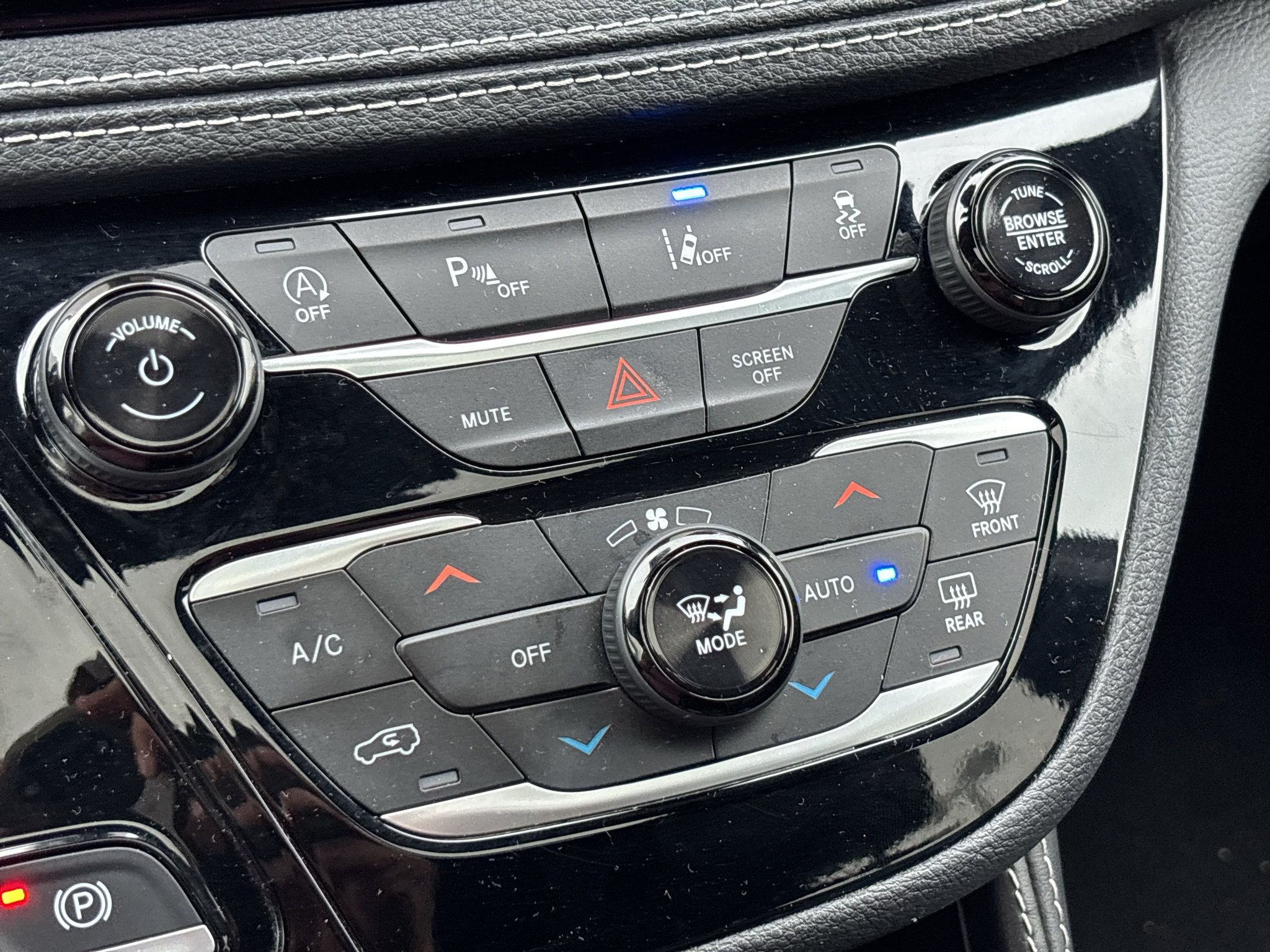 Used 2025 Chrysler Pacifica Limited FWD image 26