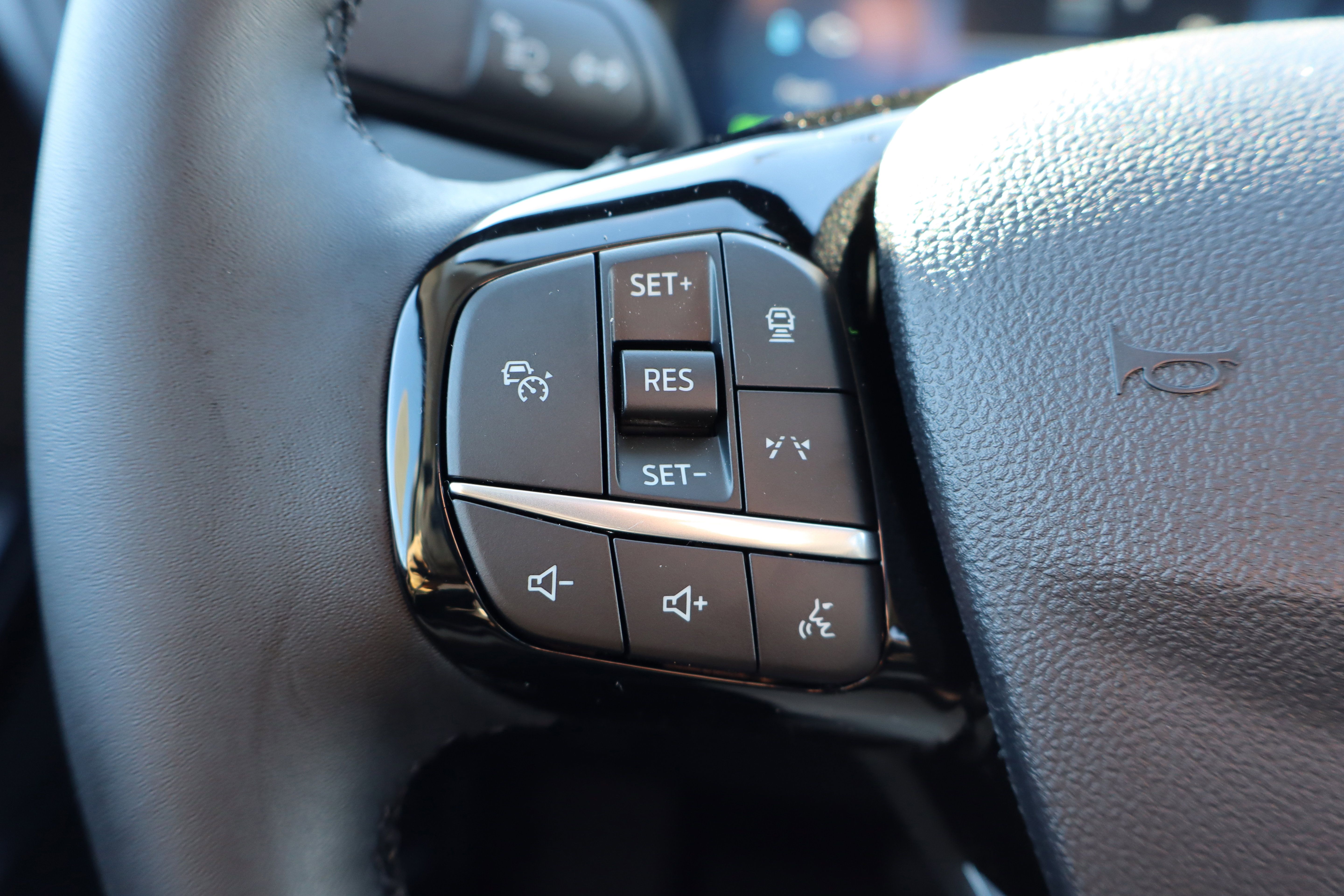 New 2025 Ford Escape SE w/ PHEV Premium Package FWD image 15