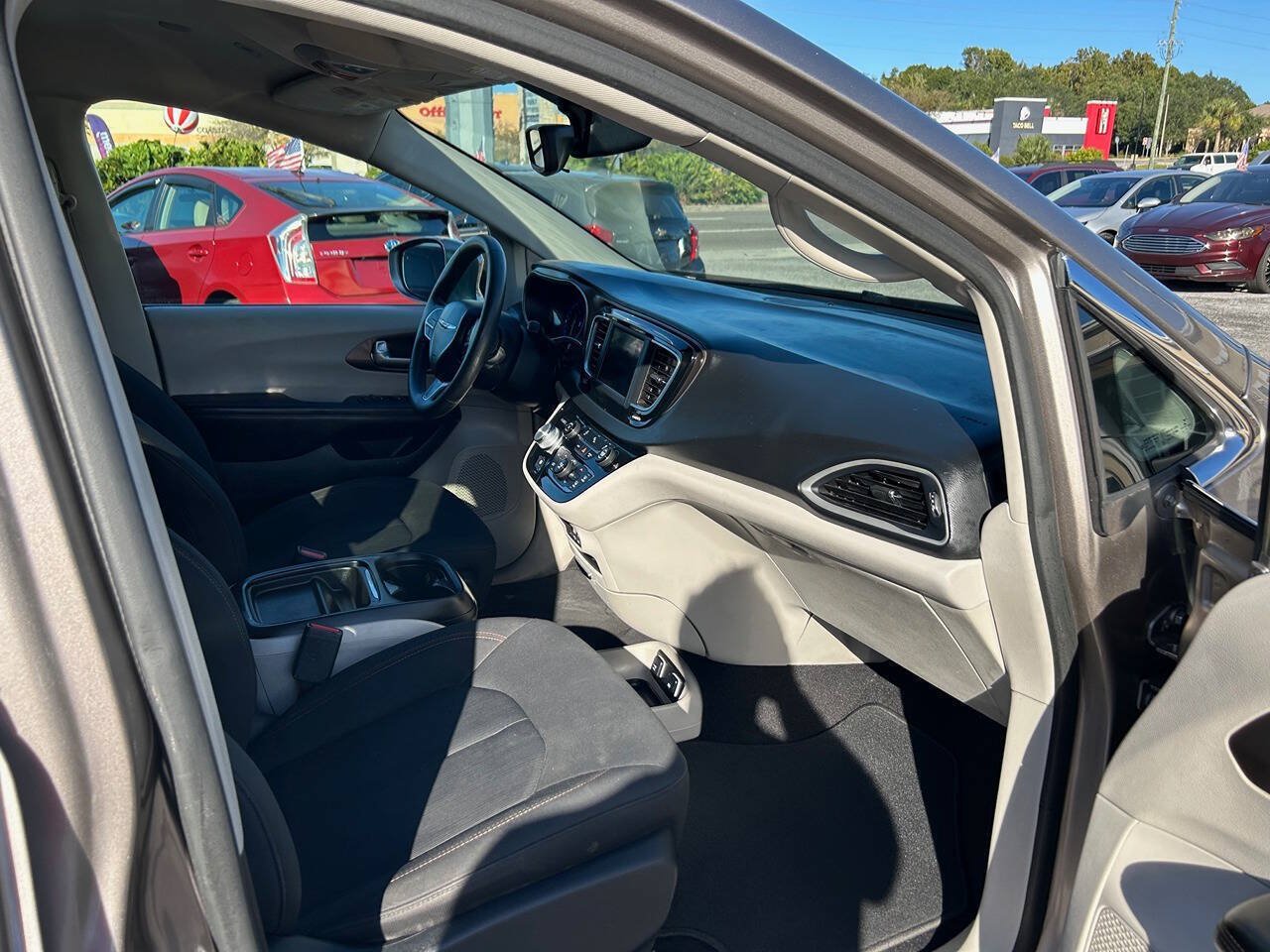 Used 2018 Chrysler Pacifica Touring Plus FWD image 14