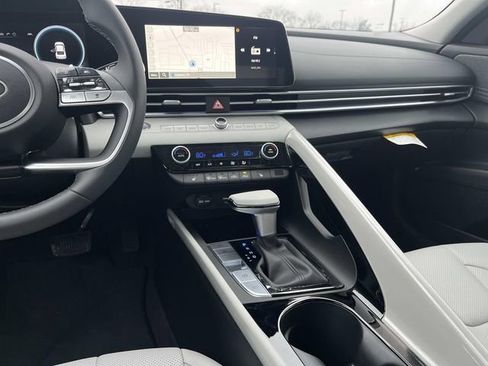 Used 2025 Hyundai Elantra Limited image 14