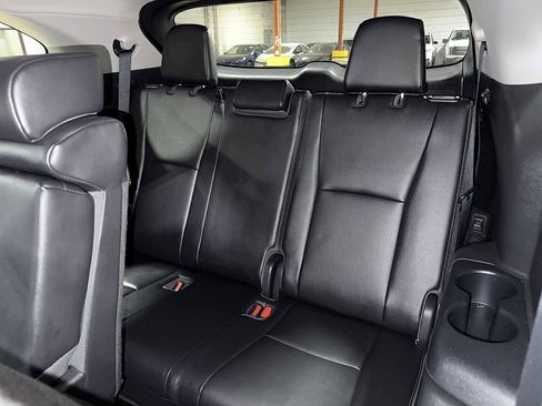 Used 2022 Toyota Highlander XLE AWD/4WD image 18