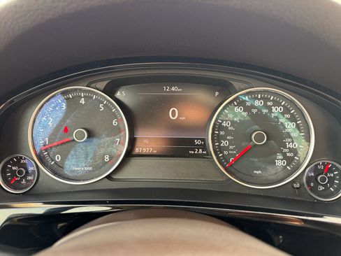 Used 2016 Volkswagen Touareg Sport image 12