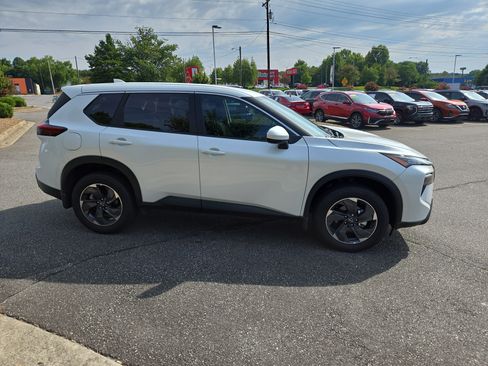 Certified 2026 Nissan Rogue SV FWD image 4